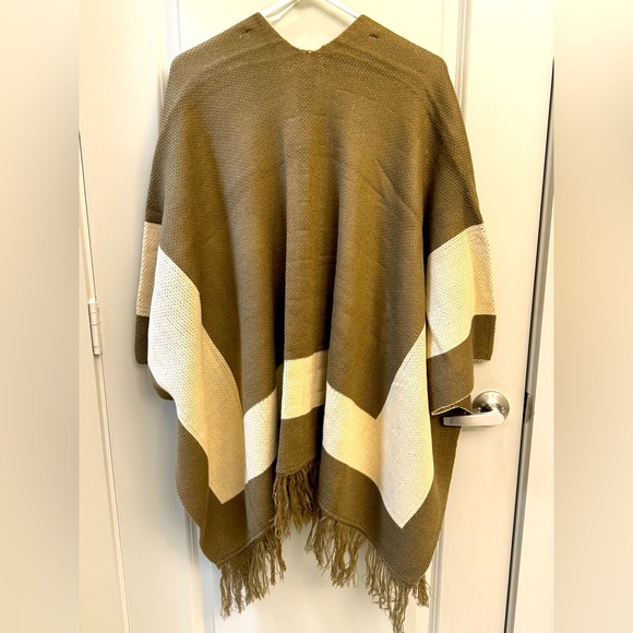 She & Sky Fringe Wrap NWT OS - Picture 4 of 4